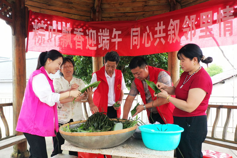 5月25日，在江西省撫州市東鄉(xiāng)區(qū)鄧家鄉(xiāng)軍嶺村，當?shù)攸h員與進賢縣下埠集鎮(zhèn)秧塘村黨員聯(lián)合開展“粽葉飄香迎端午 同心共敘鄰里情”活動。